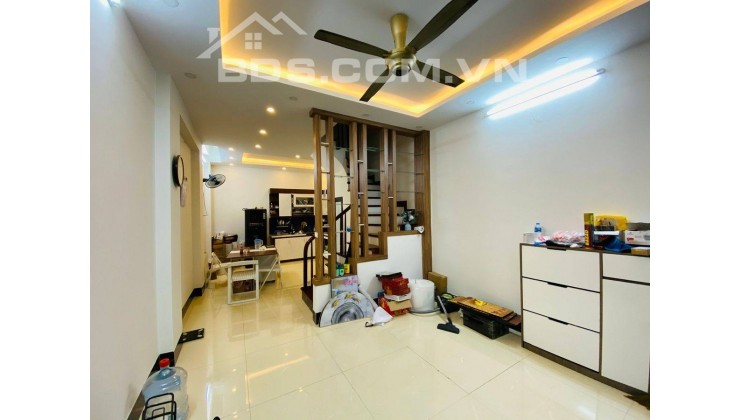 Siêu Hot !!! Bán gấp nhà Trung tâm Cầu Giấy, 6 Tầng đẹp long lanh, sổ vuông 45m*MT 4m, SĐCC

 Siêu Hot !!! Bán gấp nhà Trung tâm Cầu Giấy, 6 Tầng